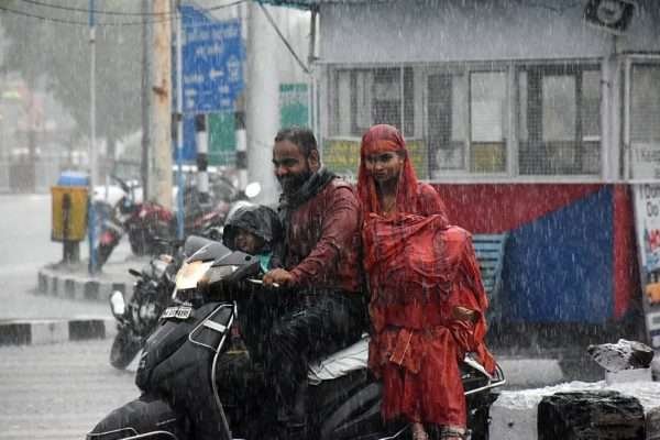 Bengaluru Weather Live Updates : Heavy rain disrupts flight services in the city