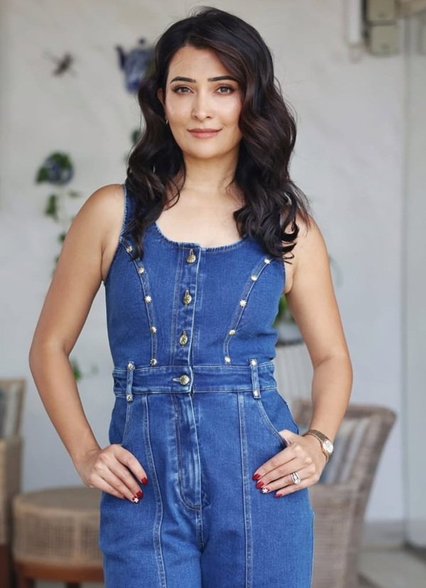 radhika pandit biography, radhika pandit height in feet, yash radhika pandit photos, radhika pandit baby, radhika pandit net worth