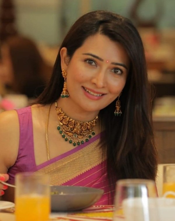 Radhika Pandit Biography, Age, Height, Family, Husband, Marriage, Children, Net Worth and Career