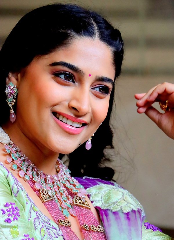 Nishvika Naidu Biography, Age, Family, Movies, Career, Height and More