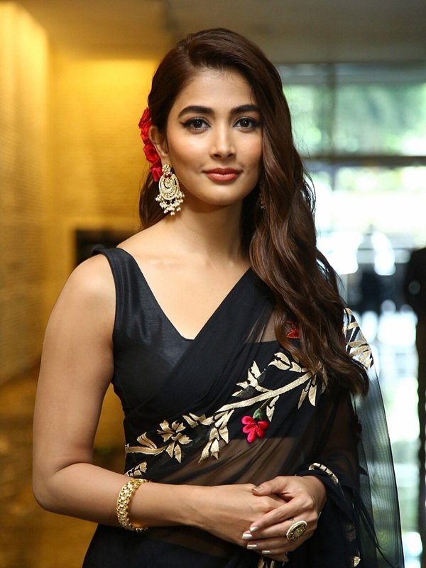 pooja hegde biography, pooja hegde age, pooja hegde height in feet, pooja hegde height in cm, pooja hegde husband name, pooja hegde boyfriend, pooja hegde bf