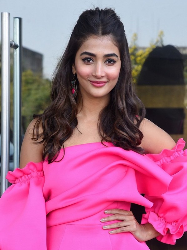 pooja hegde biography, pooja hegde age, pooja hegde height in feet, pooja hegde height in cm, pooja hegde husband name, pooja hegde boyfriend, pooja hegde bf